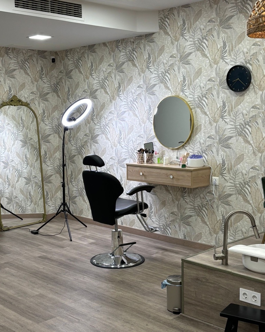 La cabina de cejas y pestañas