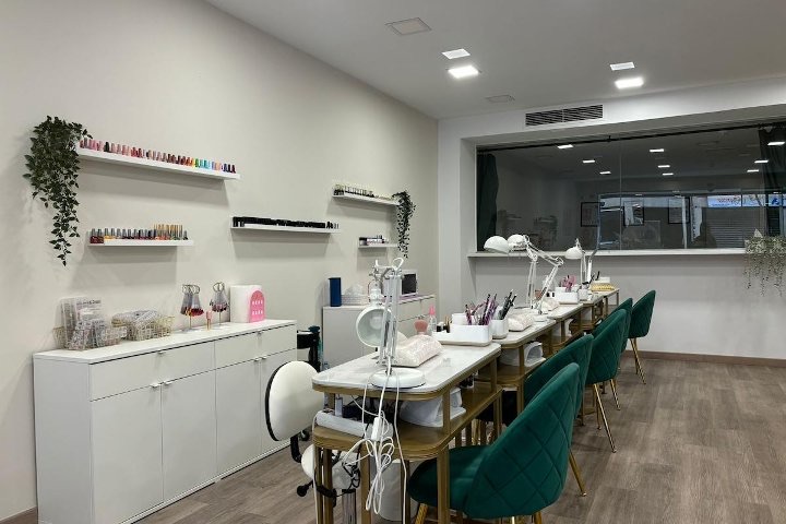 La sala de manicura con los esmaltes en la pared